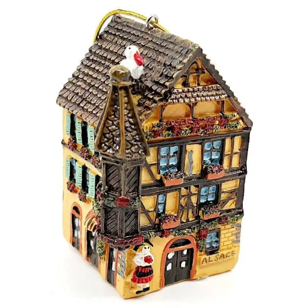 Orangefarbenes Elsässisches Turmhaus mit Storch und LED-Leuchte