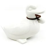 Sitzende Ente aus Keramik mit Kopf nach rechts und Schleife