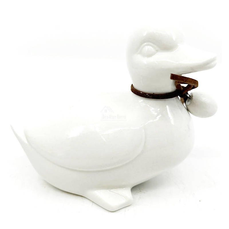 Ceramic Duck sitting head right with bow