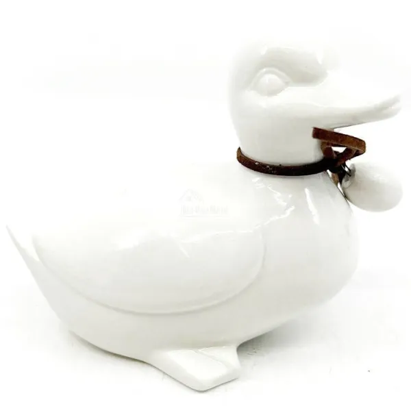 Ceramic Duck sitting head right with bow