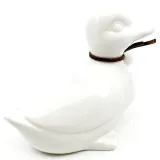 Sitzende Ente aus Keramik mit Kopf nach rechts und Schleife