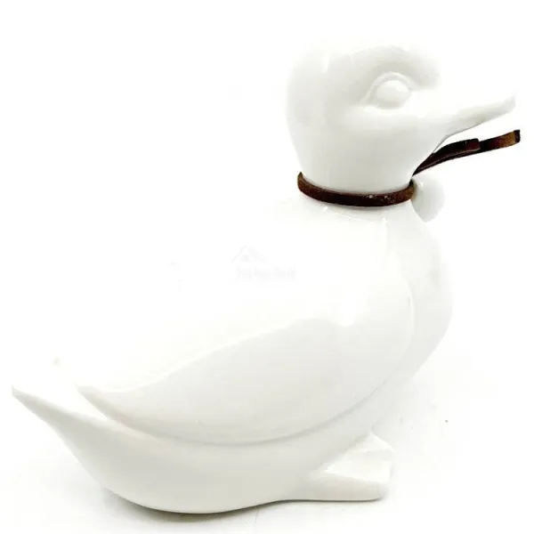 Sitzende Ente aus Keramik mit Kopf nach rechts und Schleife