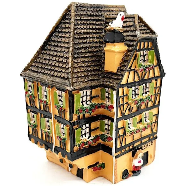 Orangefarbenes elsässisches Eckhaus mit Fachwerk aus Harz