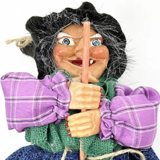 Sorcière d'Alsace à suspendre robe violette et Houx 32 cm