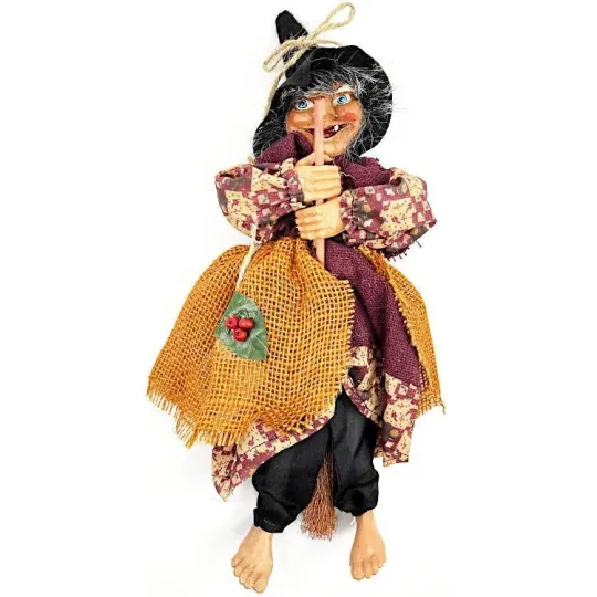 Elsässische Hexe zum Aufhängen mit ockerfarbenem Kleid und Stechpalme 32 cm
