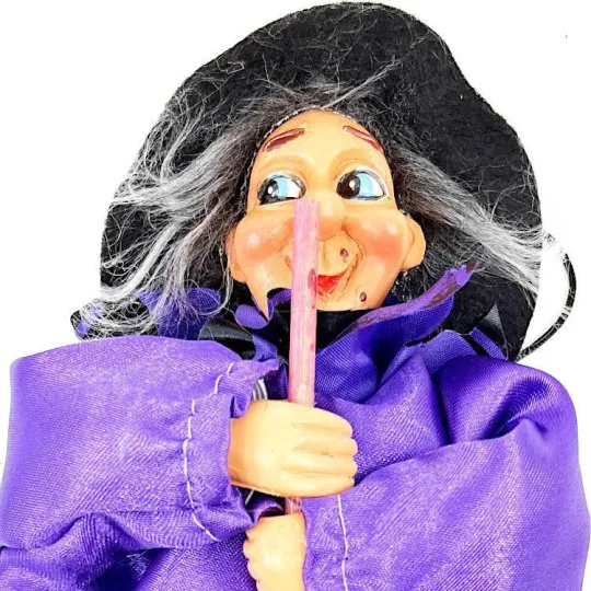 Sorcière d'Alsace à suspendre robe satinée violette 25 cm