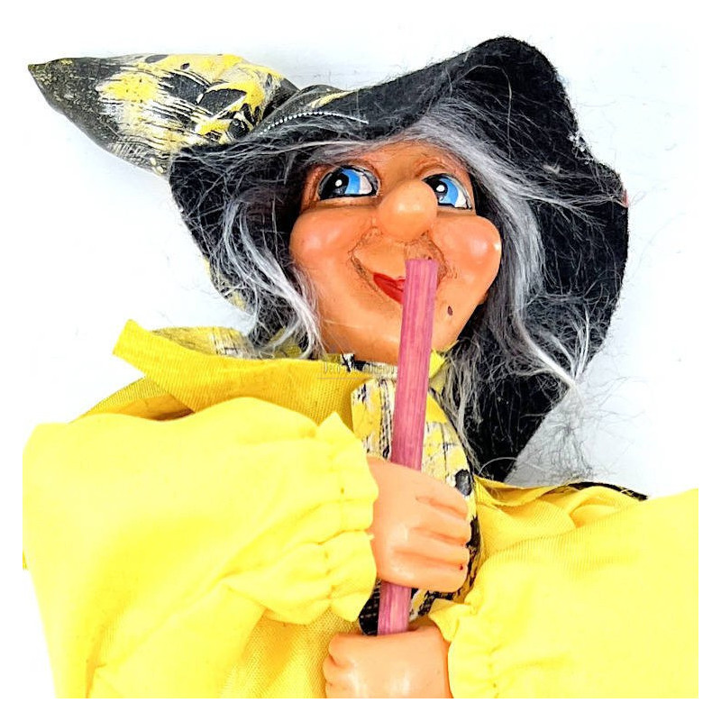Sorcière d'Alsace à suspendre robe satinée jaune 25 cm
