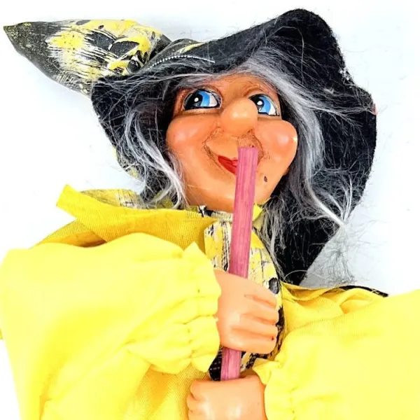 Sorcière d'Alsace à suspendre robe satinée jaune 25 cm