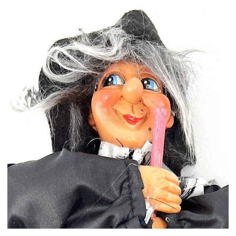 Sorcière d'Alsace à suspendre robe satinée noire 25 cm