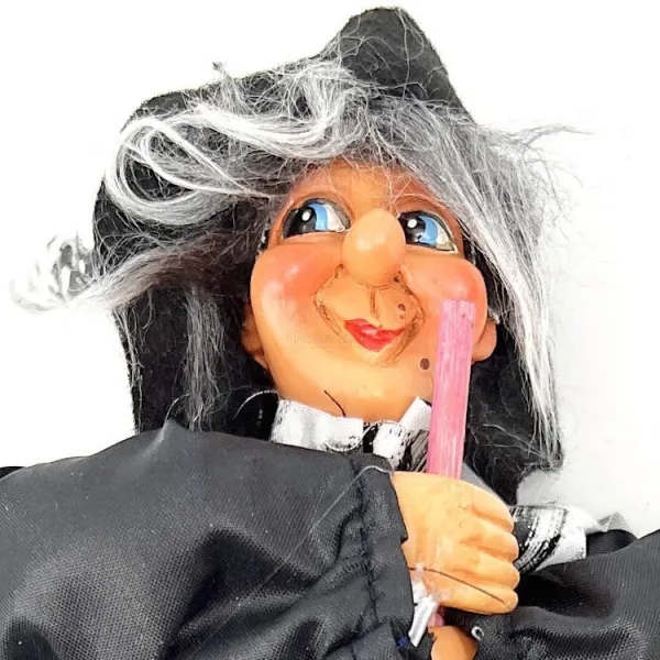 Sorcière d'Alsace à suspendre robe satinée noire 25 cm