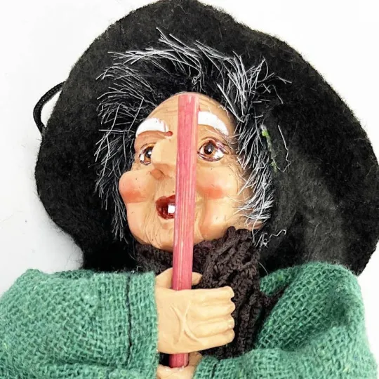 Sorcière d'Alsace robe verte et rayures multi-couleur 20 cm