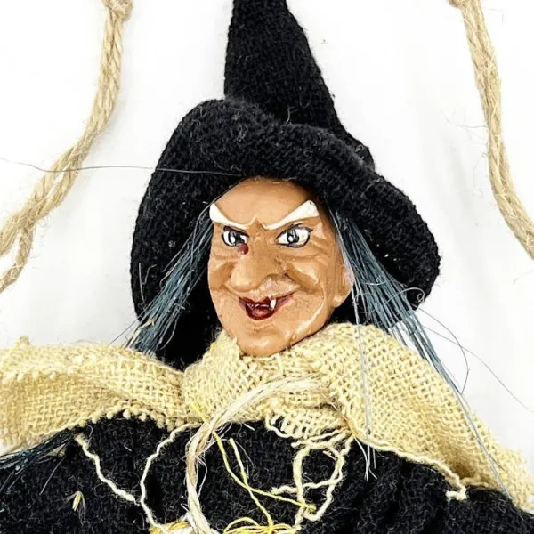 Elsässische Hexe schwarz mit Schal hängend Willkommen 28 cm