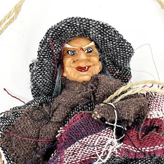 Heks Elzas antraciet met sjaal opgehangen welkom 28 cm