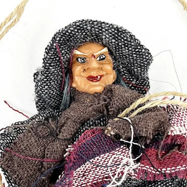 Sorcière d'Alsace anthracite avec foulard suspendue bienvenue 28 cm