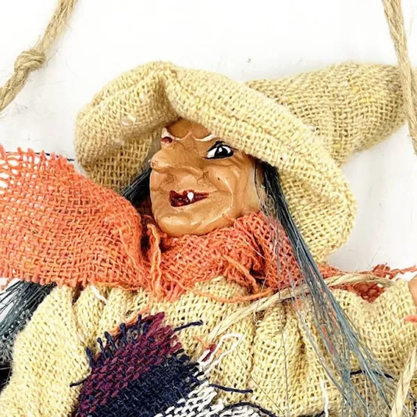 Sorcière d'Alsace beige avec foulard suspendue bienvenue 28 cm