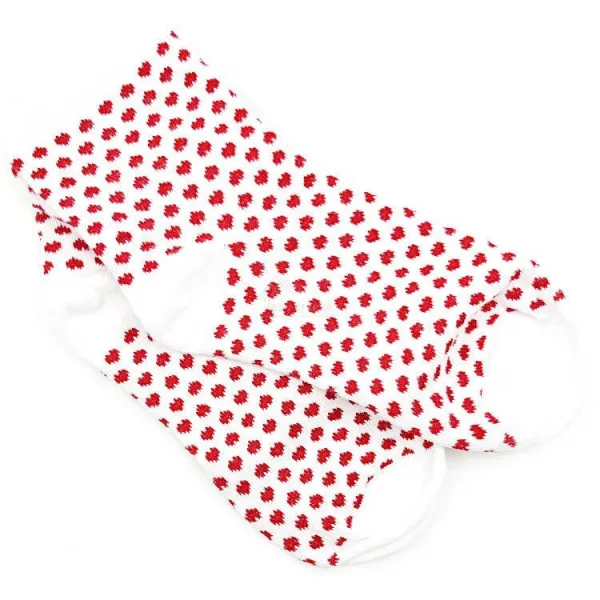 Weiße Socken mit roten Herzen aus dem Elsass
