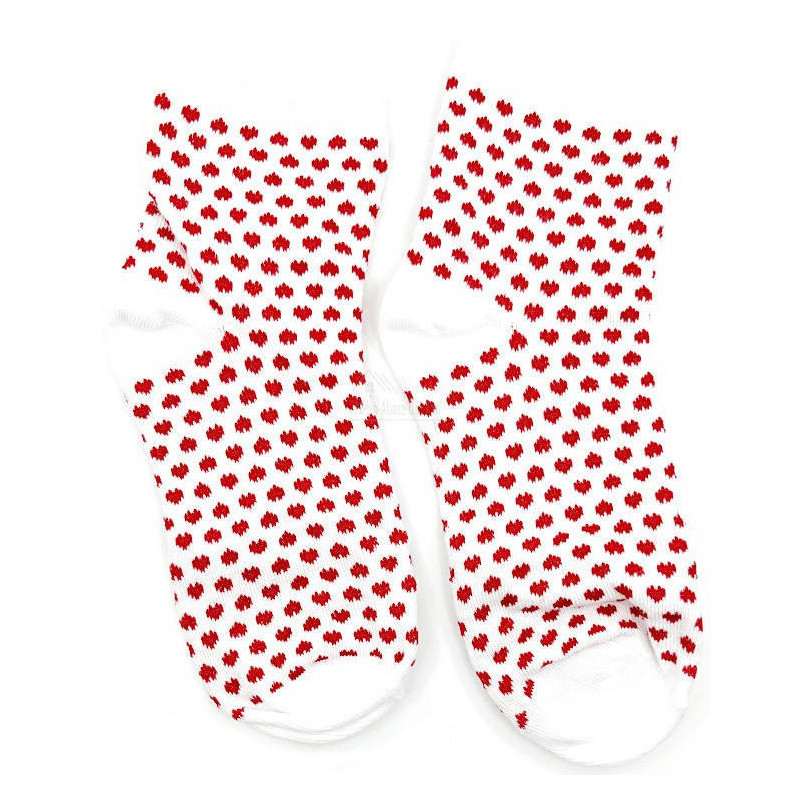 Weiße Socken mit roten Herzen aus dem Elsass