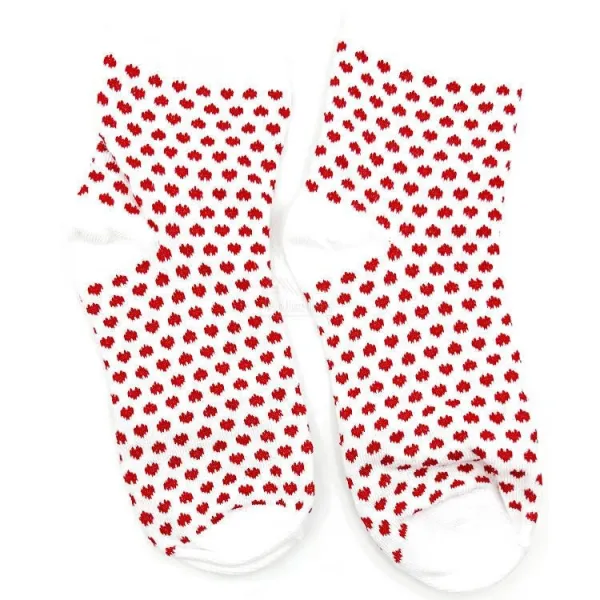 Weiße Socken mit roten Herzen aus dem Elsass