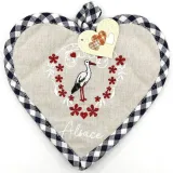 Topflappen aus blauem Vichy-Karo mit besticktem Storch und Herzen