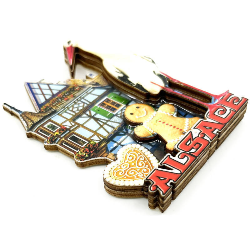 Decorative magnet in lacquered wood Alsatian house in relief