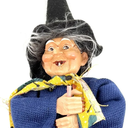 Sorcière d'Alsace avec Gilet bleu robe jaune 30 cm