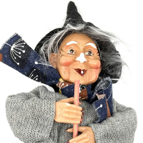 Sorcière d'Alsace avec Gilet gris robe bleue 30 cm