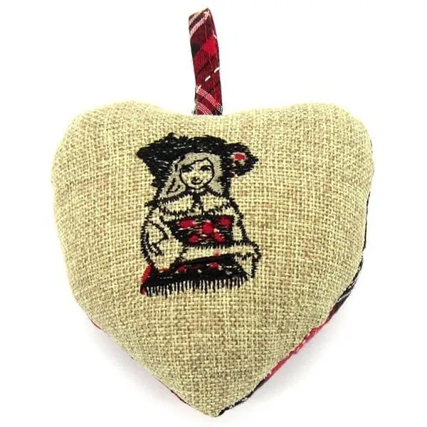 Coeur d'Alsace padded with Alsatian embroidered fabrics, Vichy background