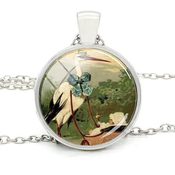 Collier avec Pendentif avec Verre bombé en Verre fond Cigogne d'Alsace Vintage