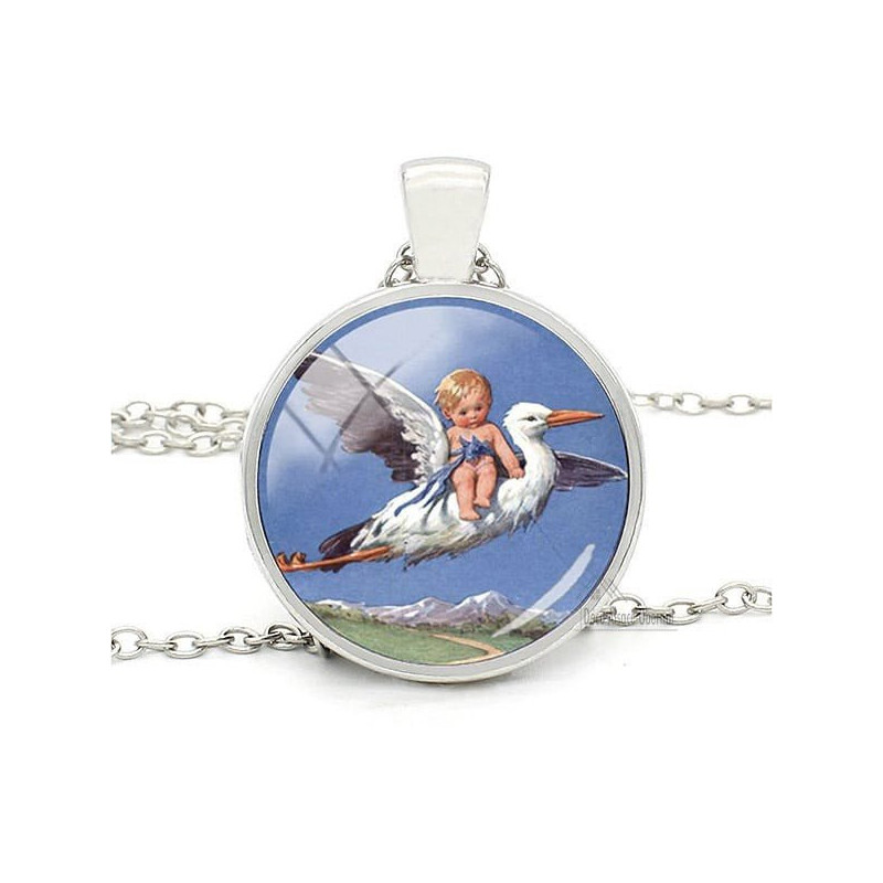 Collier avec Pendentif avec Verre bombé fond bleu Cigogne d'Alsace et Bébé