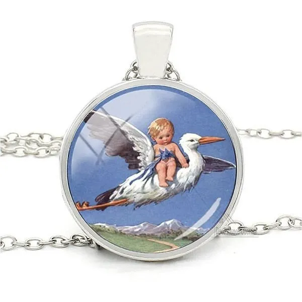 Collier avec Pendentif avec Verre bombé fond bleu Cigogne d'Alsace et Bébé