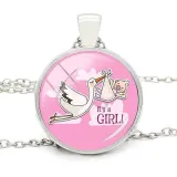 Collier avec Pendentif avec Verre bombé fond Rose et Cigogne d'Alsace It's à Girl