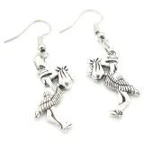 Bijou Boucle d'Oreille Argentée Antique Cigogne d'Alsace portant un Bébé