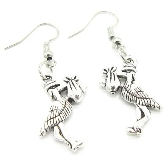 Bijou Boucle d'Oreille Argentée Antique Cigogne d'Alsace portant un Bébé