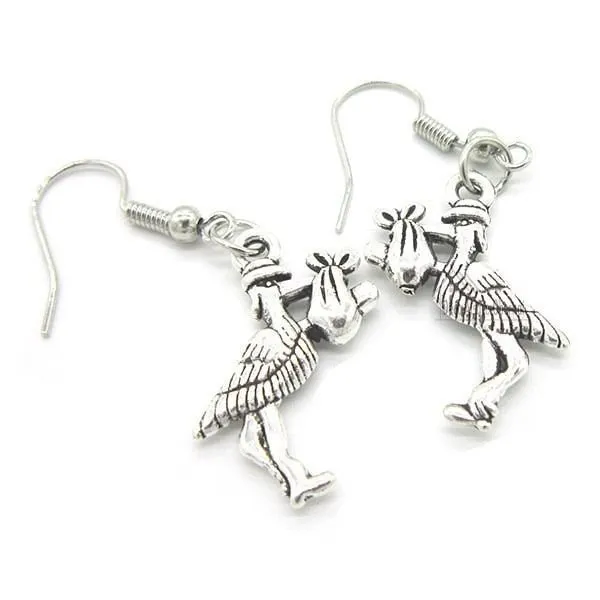 Bijou Boucle d'Oreille Argentée Antique Cigogne d'Alsace portant un Bébé