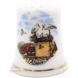 Dé à Coudre en Porcelaine décor Nid de Cigogne et Village d'Alsace