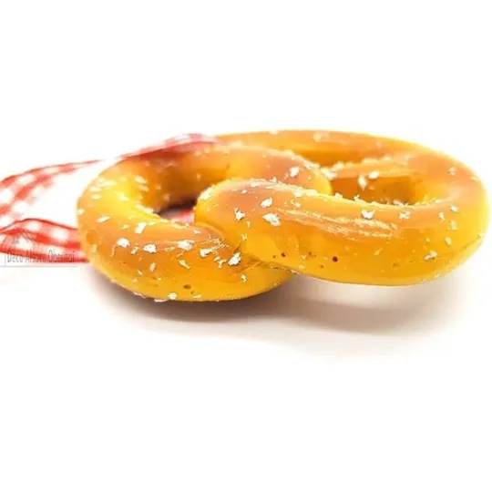 Decoratieve Bretzel om op te hangen met Vichy-lint