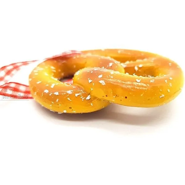 Bretzel décoratif à suspendre avec ruban façon Vichy