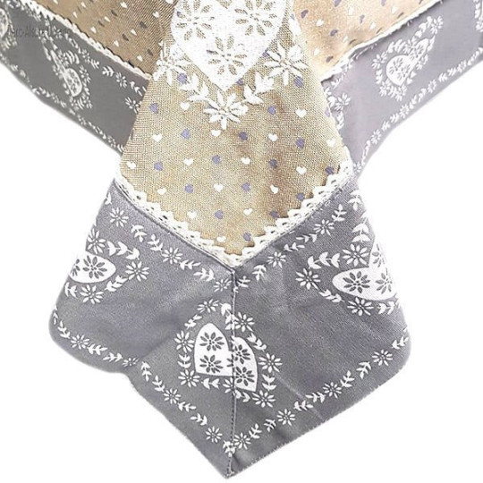 Nappe carrée 90 cm x 90 cm grise avec Dentelles Brodée et motifs Coeurs
