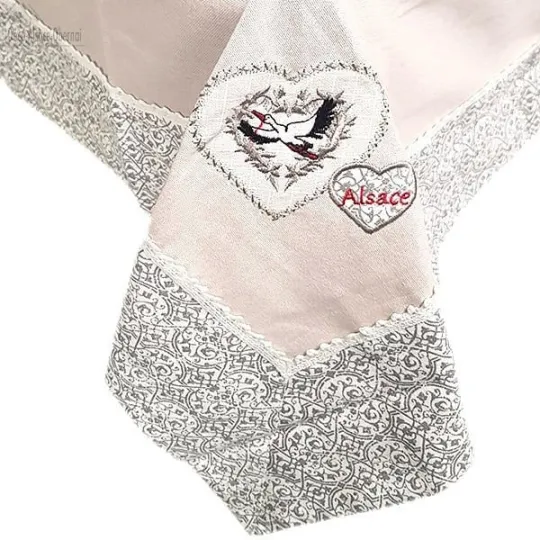 Nappe carrée 90 cm x 90 cm Beige Brodé Coeurs et Cigognes et Dentelles