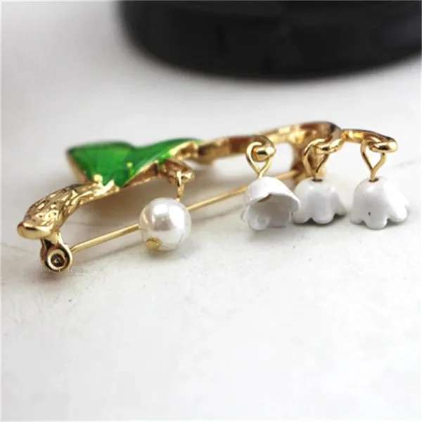 Broche Fantaisie dorée Brin de Muguet avec Perle et Clochettes