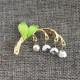 Broche Fantaisie dorée Brin de Muguet avec Perle et Clochettes