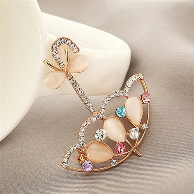 Broche dorée Fantaisie forme de Parapluie sertie de Strass