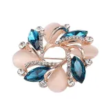 Broche dorée Fantaisie forme de Fleurs Opale sertie de Strass