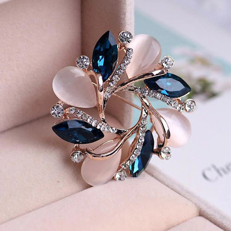 Broche dorée Fantaisie forme de Fleurs Opale sertie de Strass