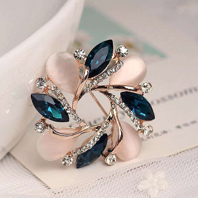 Broche dorée Fantaisie forme de Fleurs Opale sertie de Strass