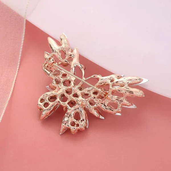 Broche dorée Fantaisie forme de Papillon en vol sertie de Strass