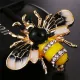 Broche dorée Fantaisie Abeille volante sertie de Strass
