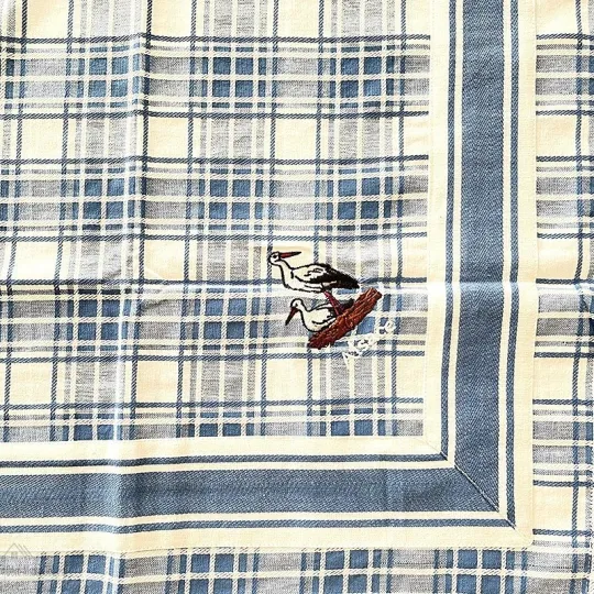 Vierkant tafelkleed 90 cm x 90 cm, wit en blauw ruitpatroon met borduurwerk Ooievaars