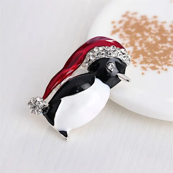 Broche dorée Fantaisie Pingouin Bonnet rouge sertie de Strass