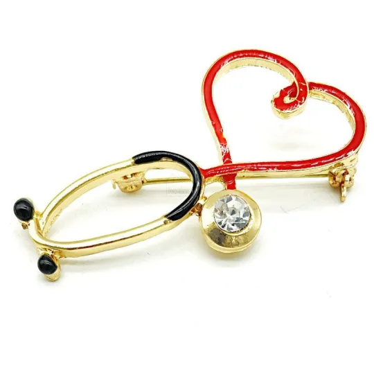 Broche dorée Fantaisie Stéthoscope avec Coeur Médecin sertie de Strass